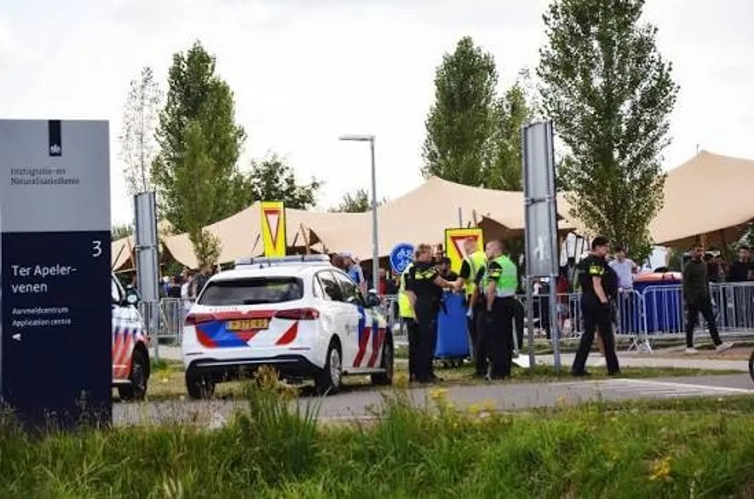 Anti-azc groepen breken rellen uit in het centrum van Ter Apel nu hulporganisaties zich terugtrekken
