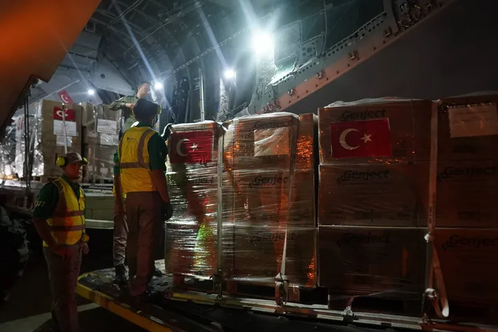 Türkiye entrega más de 30 toneladas de ayuda humanitaria en La Guaira, Venezuela, tras terremotos