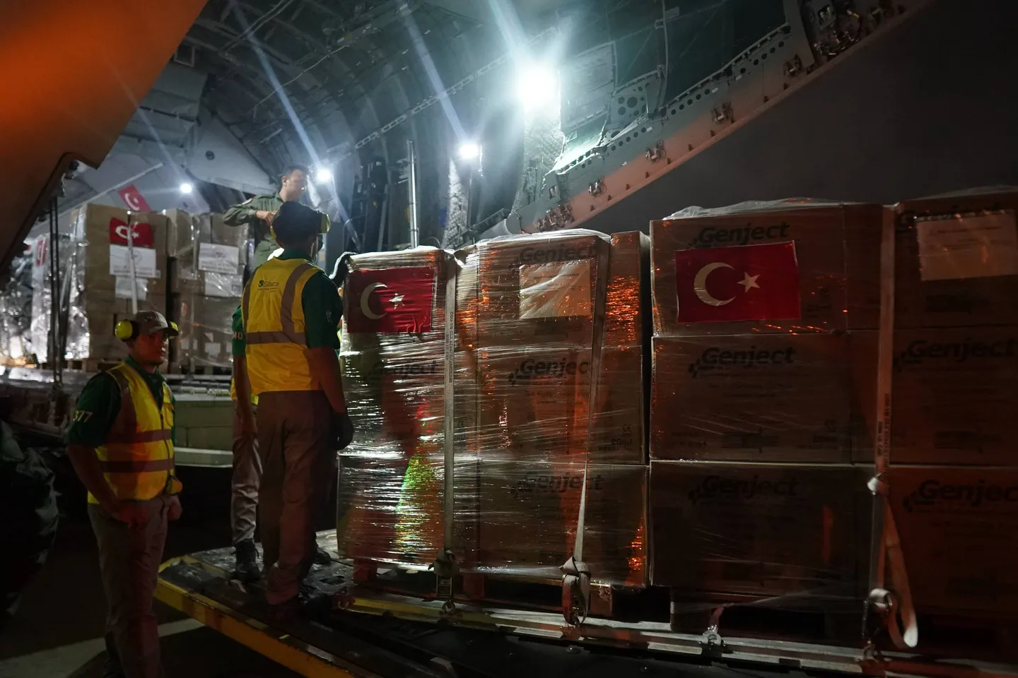 Türkiye entrega más de 30 toneladas de ayuda humanitaria en La Guaira, Venezuela, tras terremotos