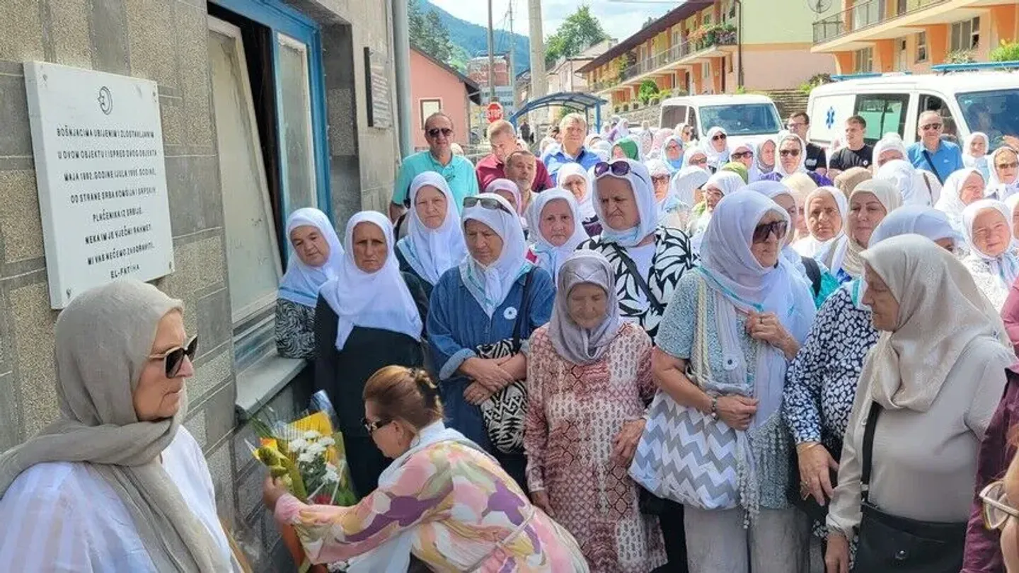 31. godišnjica genocida: Preživjeli i članovi udruženja obišli mjesta masovnih egzekucija Bošnjaka u Srebrenici