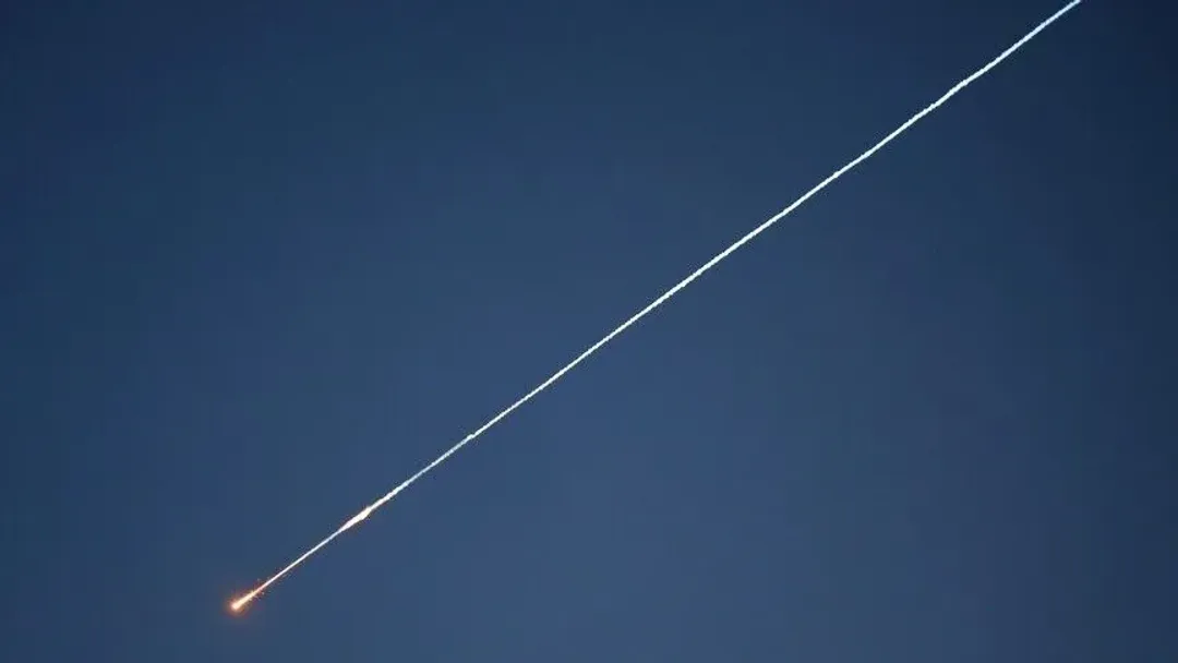 Mbrojtja ajrore saudite intercepton raketa balistike të Huthive mes tensioneve me Jemenin