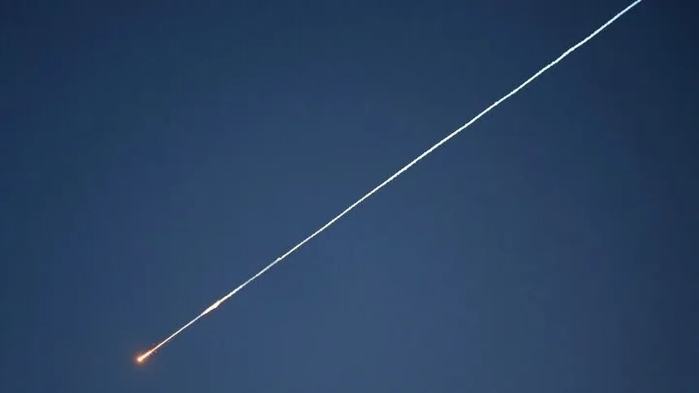 Mbrojtja ajrore saudite intercepton raketa balistike të Huthive mes tensioneve me Jemenin