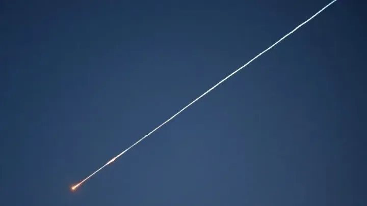 Mbrojtja ajrore saudite intercepton raketa balistike të Huthive mes tensioneve me Jemenin