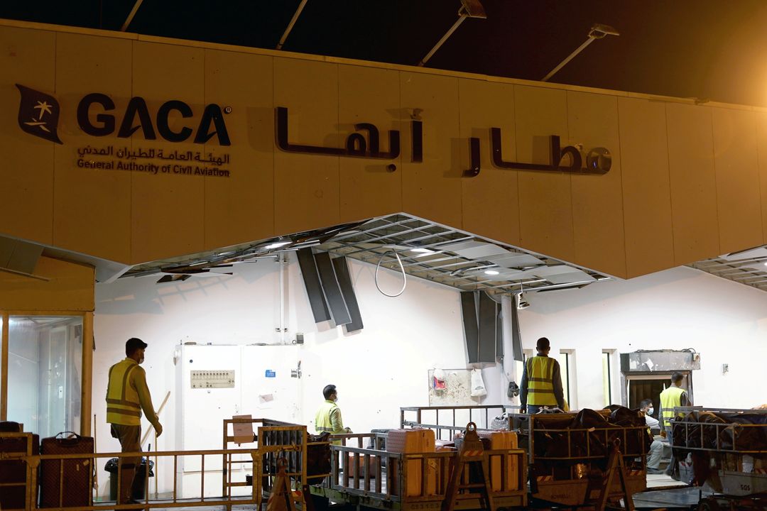 التحالف باليمن يؤكد التعامل مع صواريخ باليستية.. والحوثيون يستهدفون مطار أبها السعودي