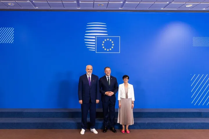 Shqipëria mbyll tre kapitujt e pare të negociatava me BE-në