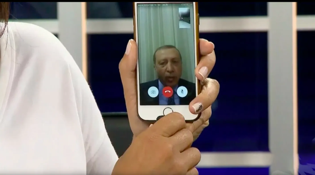 من الشاشات إلى الشوارع: كيف شكّل 15 تموز الذاكرة المدنية الرقمية في تركيا؟