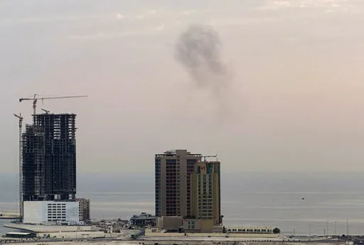 إيران تعلن استهداف منشآت أمريكية في البحرين وتؤكد استمرار إغلاق مضيق هرمز