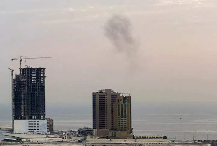 إيران تعلن استهداف منشآت أمريكية في البحرين وتؤكد استمرار إغلاق مضيق هرمز