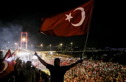 Cómo el Puente de los Mártires del 15 de Julio se convirtió en símbolo de la historia de Türkiye