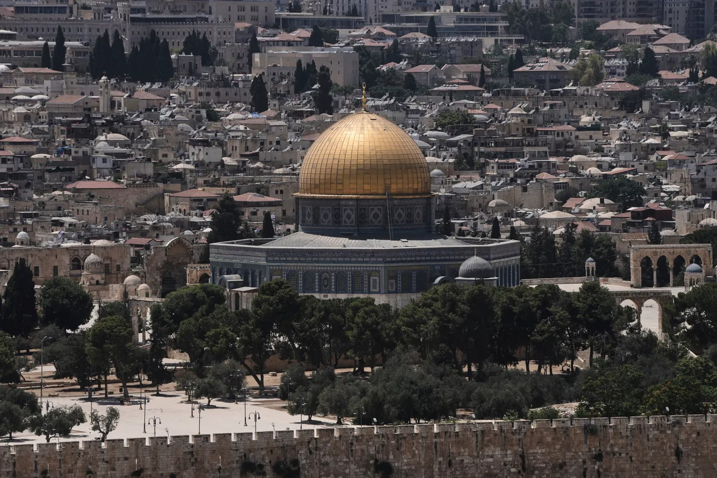 Illegal Israeli settlers raid Al-Aqsa Mosque compound, chant provocative slogans
