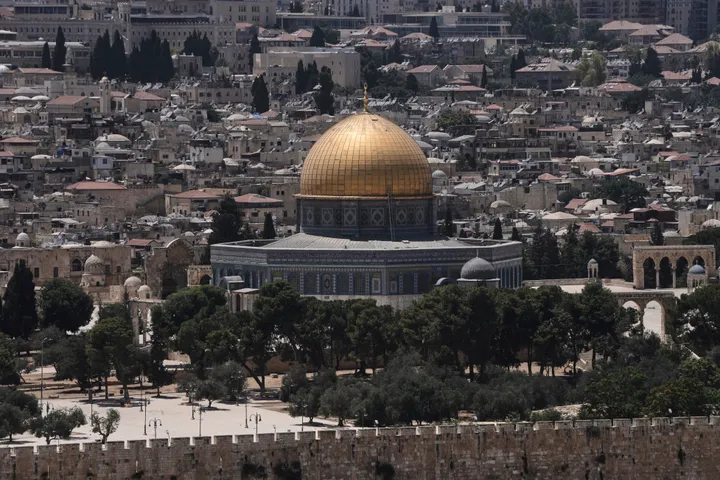 Illegal Israeli settlers raid Al-Aqsa Mosque compound, chant provocative slogans