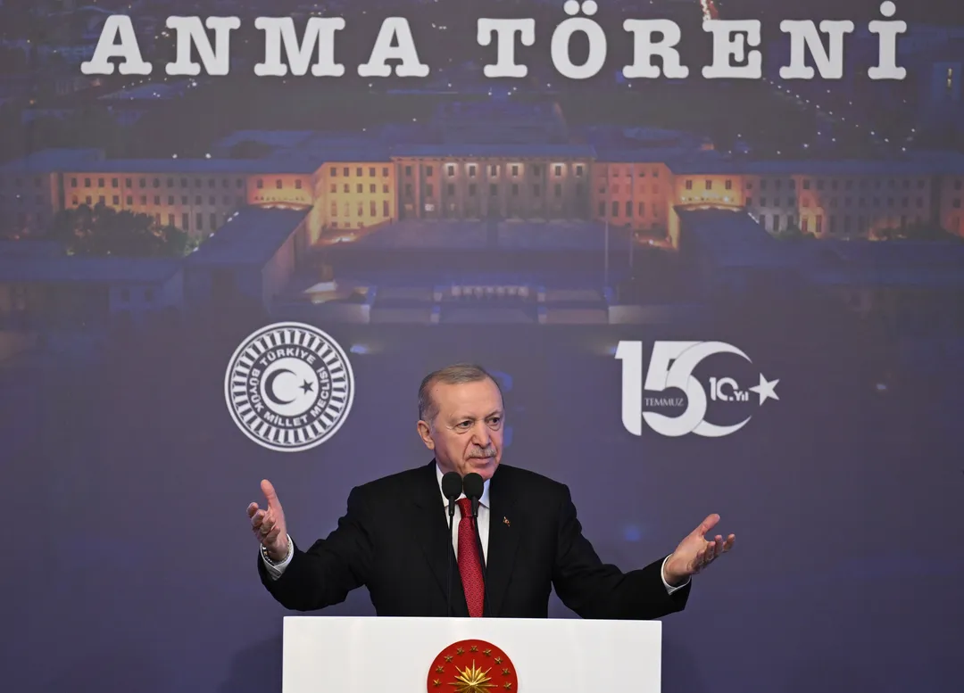 Erdogan salue la "résistance courageuse" de la Türkiye pour déjouer le "coup impérialiste"