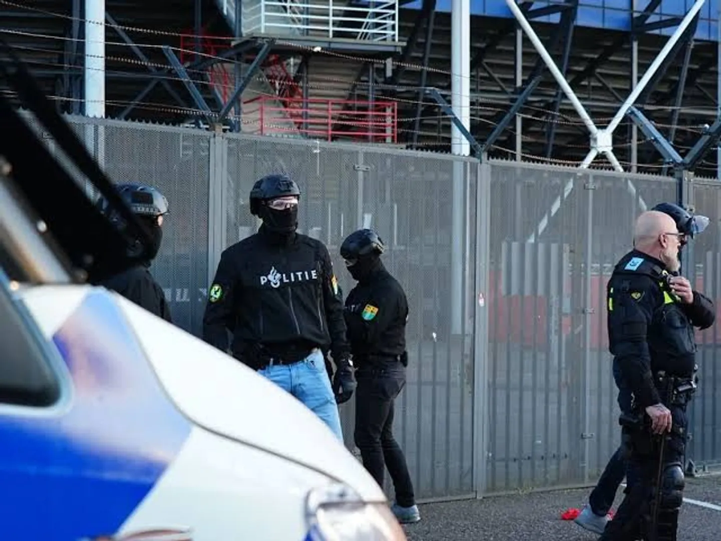Zeven personen zijn gearresteerd na een aanval op een groep Algerijnse voetbalsupporters