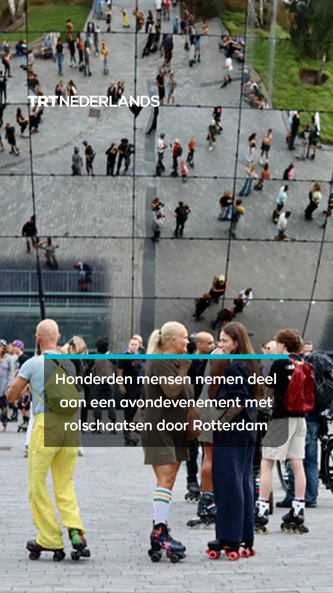 Honderden mensen nemen deel aan een avondevenement met rolschaatsen door Rotterdam