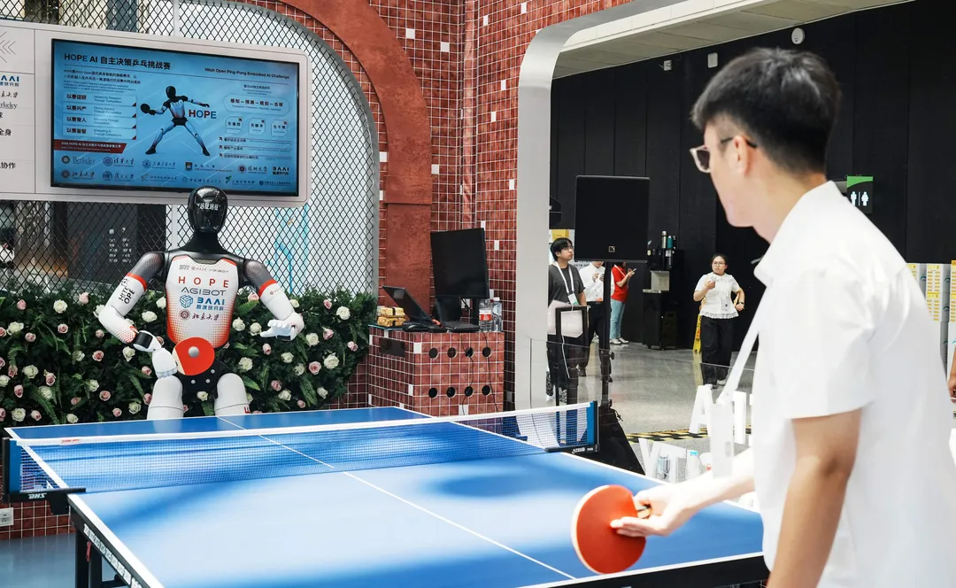 Il primo combattimento tra robot umanoidi a livello globale si è tenuto in Cina