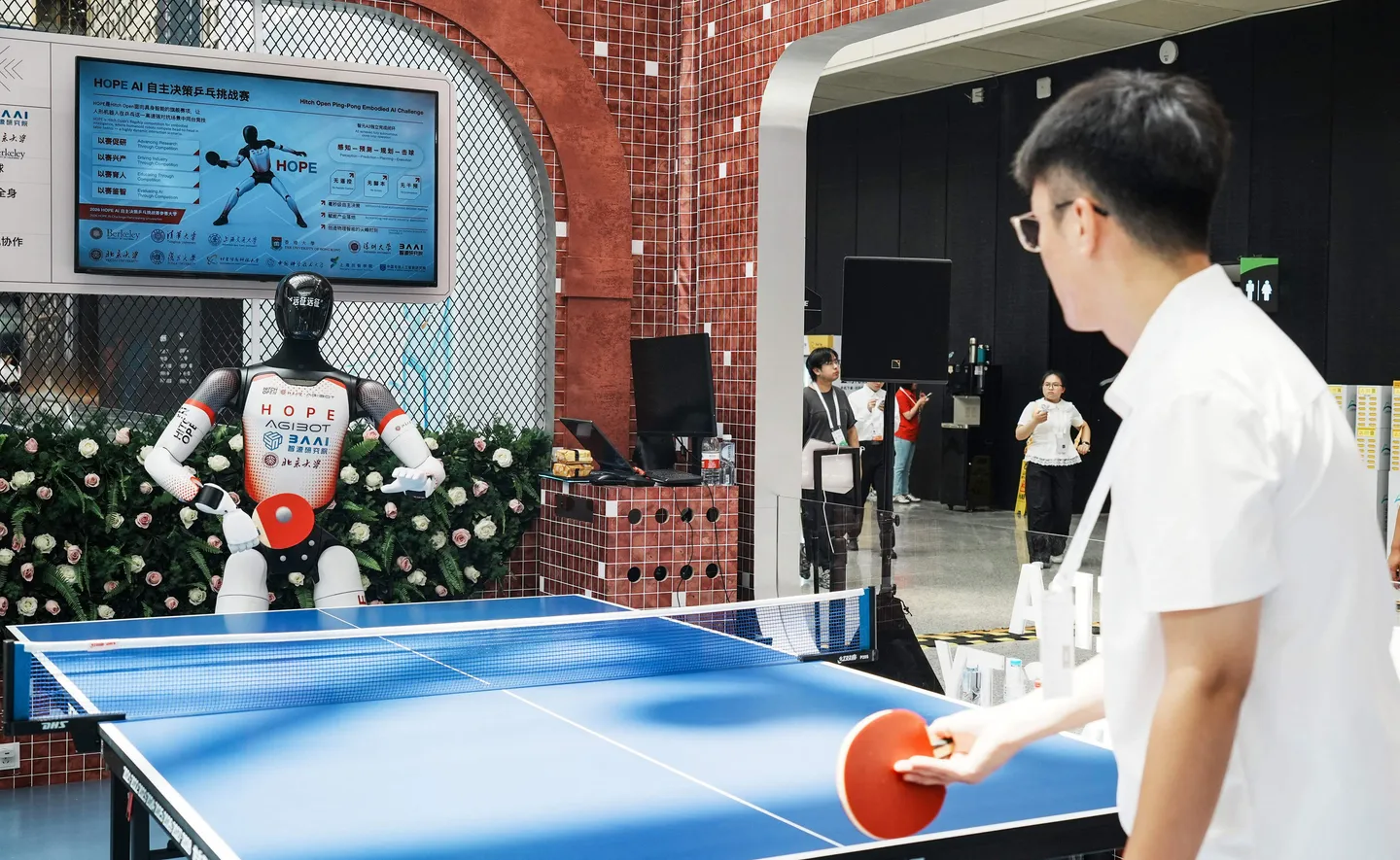 China a găzduit prima competiție de lupte între roboți umanoizi la nivel mondial