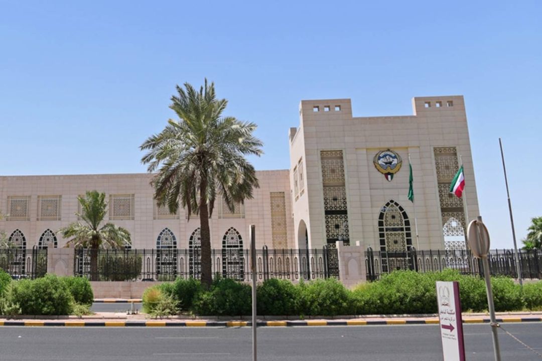 الكويت تحذر من تقويض جهود خفض التصعيد بعد هجوم إيراني استهدف محطة طاقة ومياه