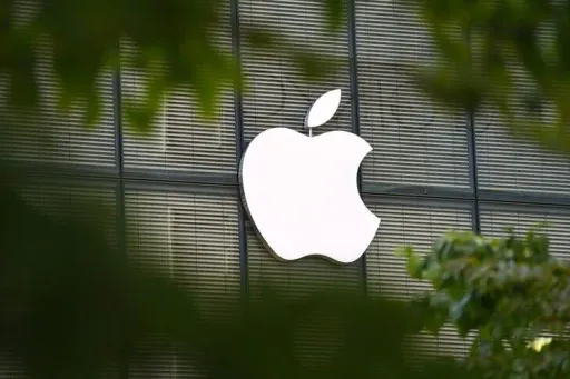 Apple kalon Nvidia-n si kompania me vlerën më të madhe në botë mes shitjeve në sektorin e IA-së