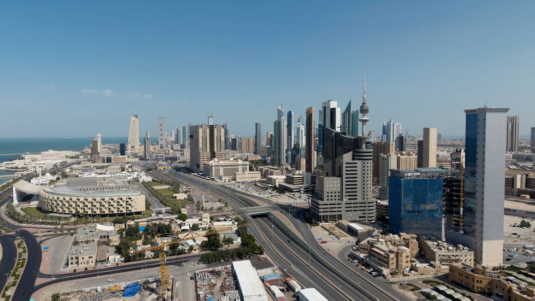 الكويت تؤكد تعرض محطة كهرباء لهجوم إيراني.. وطهران تعلن إيقاف 4 سفن في هرمز