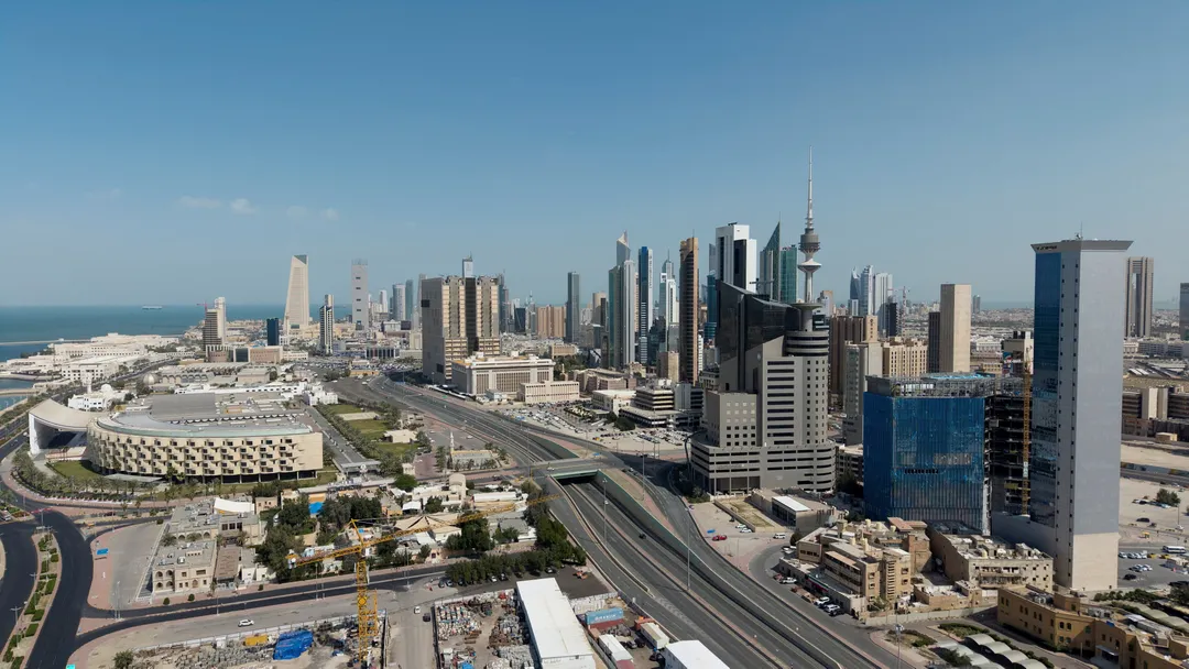 الكويت تؤكد تعرض محطة كهرباء لهجوم إيراني.. وطهران تعلن إيقاف 4 سفن في هرمز