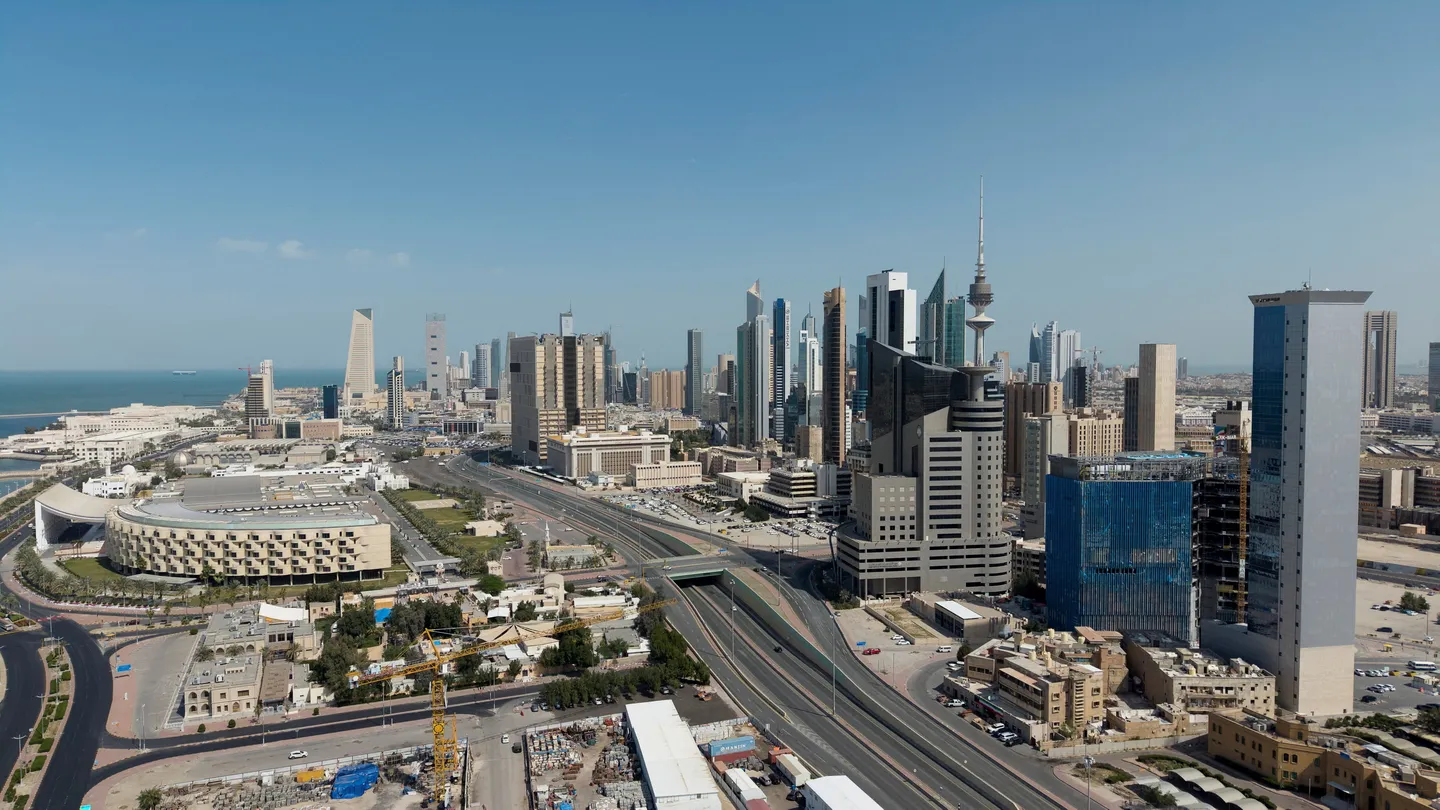 الكويت تؤكد تعرض محطة كهرباء لهجوم إيراني.. وطهران تعلن إيقاف 4 سفن في هرمز