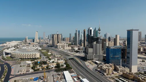 الكويت تؤكد تعرض محطة كهرباء لهجوم إيراني.. وطهران تعلن إيقاف 4 سفن في هرمز