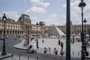 France: la galerie d’Apollon du Louvre rouvre au public neuf mois après le cambriolage