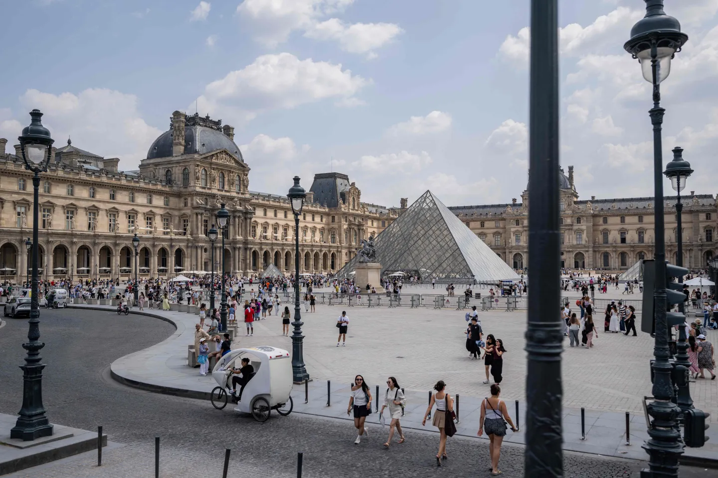 France: la galerie d’Apollon du Louvre rouvre au public neuf mois après le cambriolage