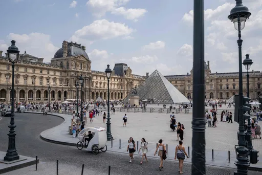 France: la galerie d’Apollon du Louvre rouvre au public neuf mois après le cambriolage