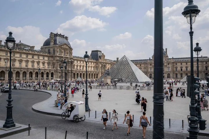 France: la galerie d’Apollon du Louvre rouvre au public neuf mois après le cambriolage