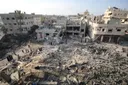 Sulm ajror izraelit shkatërron një zonë banimi në Gazën qendrore