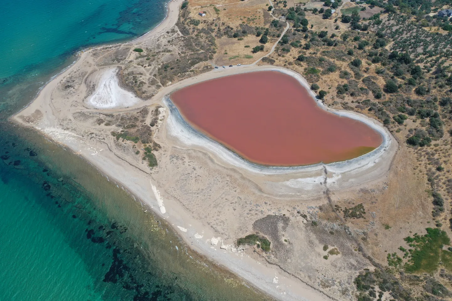 Čudo prirode u Turkiye: Jezero u obliku srca ponovo u ružičastoj boji tokom ljetnih vrućina