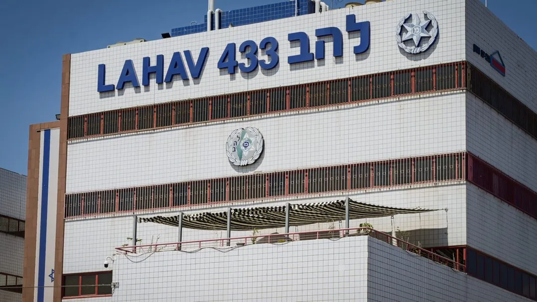 פשיטה משטרתית על מועצה מקומית בנגב: ראש המועצה ובני משפחתו נעצרו בחשד לשחיתות ומרמה