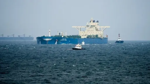 IRGC: Eksplodirala dva naftna tankera koja su namjeravala proći kroz Hormuški moreuz
