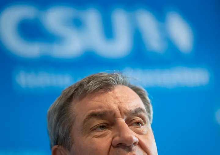 Mann bewirft Söder mit Tomate