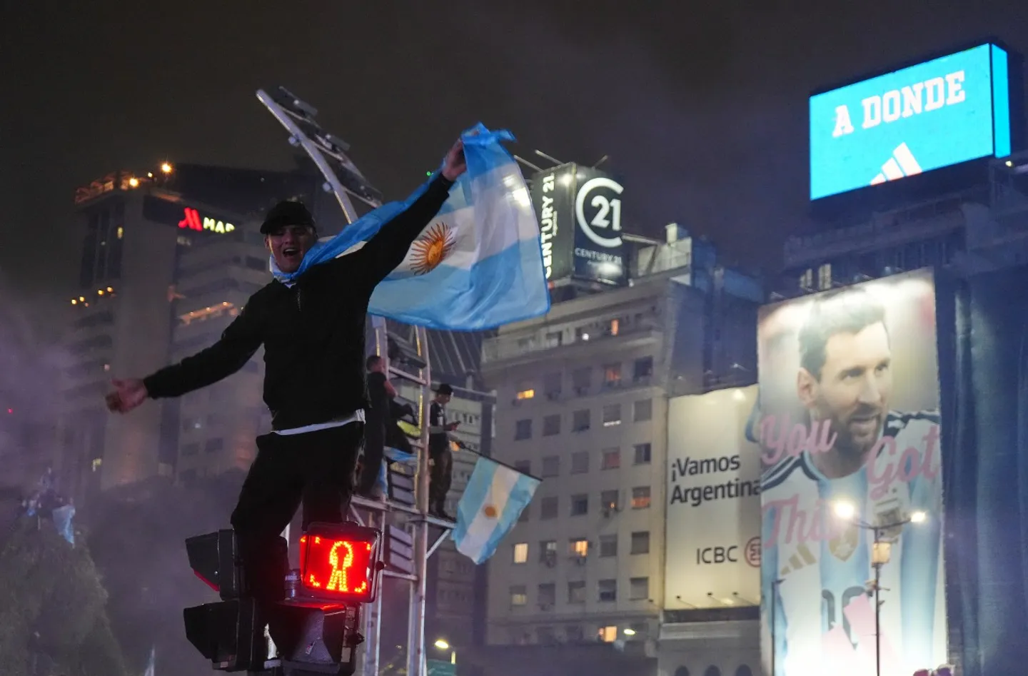 Хаос во Буенос Аирес по поразот на Аргентина: Жестоки судири на полицијата и навивачите