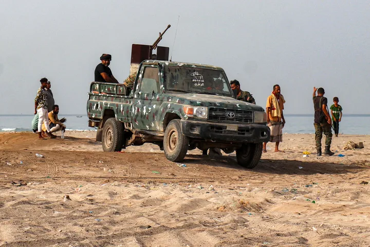 Yemen forms command centre after Houthis breach western front lines