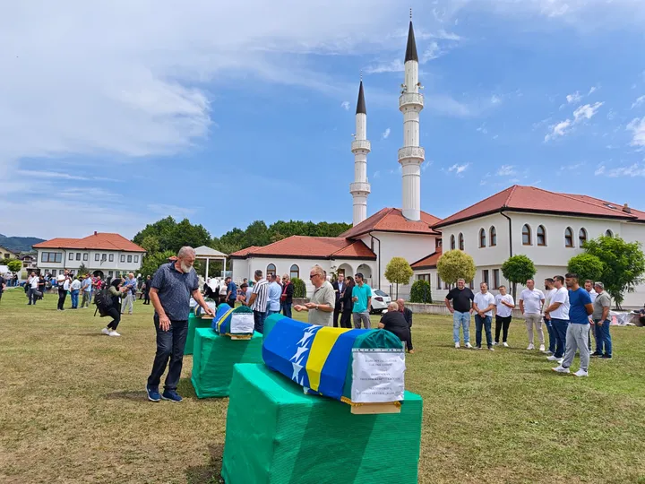 Bosnjë e Hercegovinë, falet namazi i xhenazes për pesë viktimat e vrara në vitin 1992