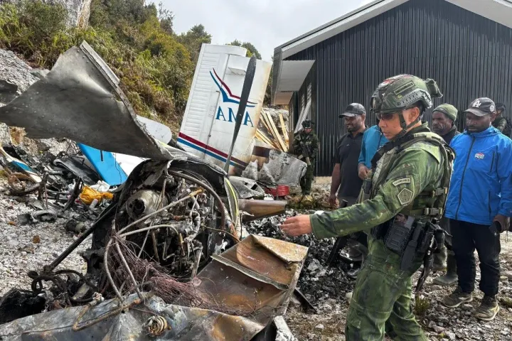 TNI dan warga bersihkan puing pesawat, jalur udara kembali dibuka pasca serangan separatis di Papua