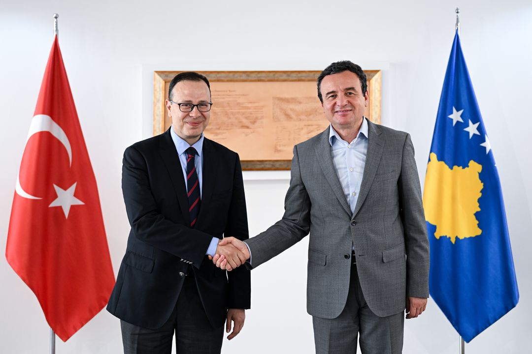 Kryeministri në detyrë Kurti priti në takim lamtumirës ambasadorin e Türkiyes në Prishtinë