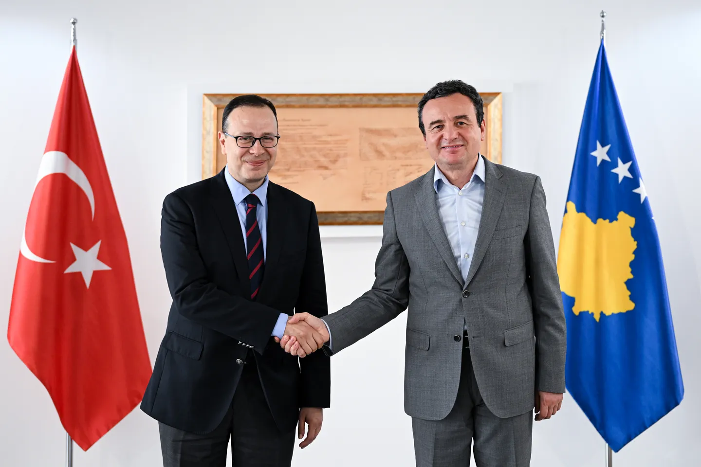 Kryeministri në detyrë Kurti priti në takim lamtumirës ambasadorin e Türkiyes në Prishtinë