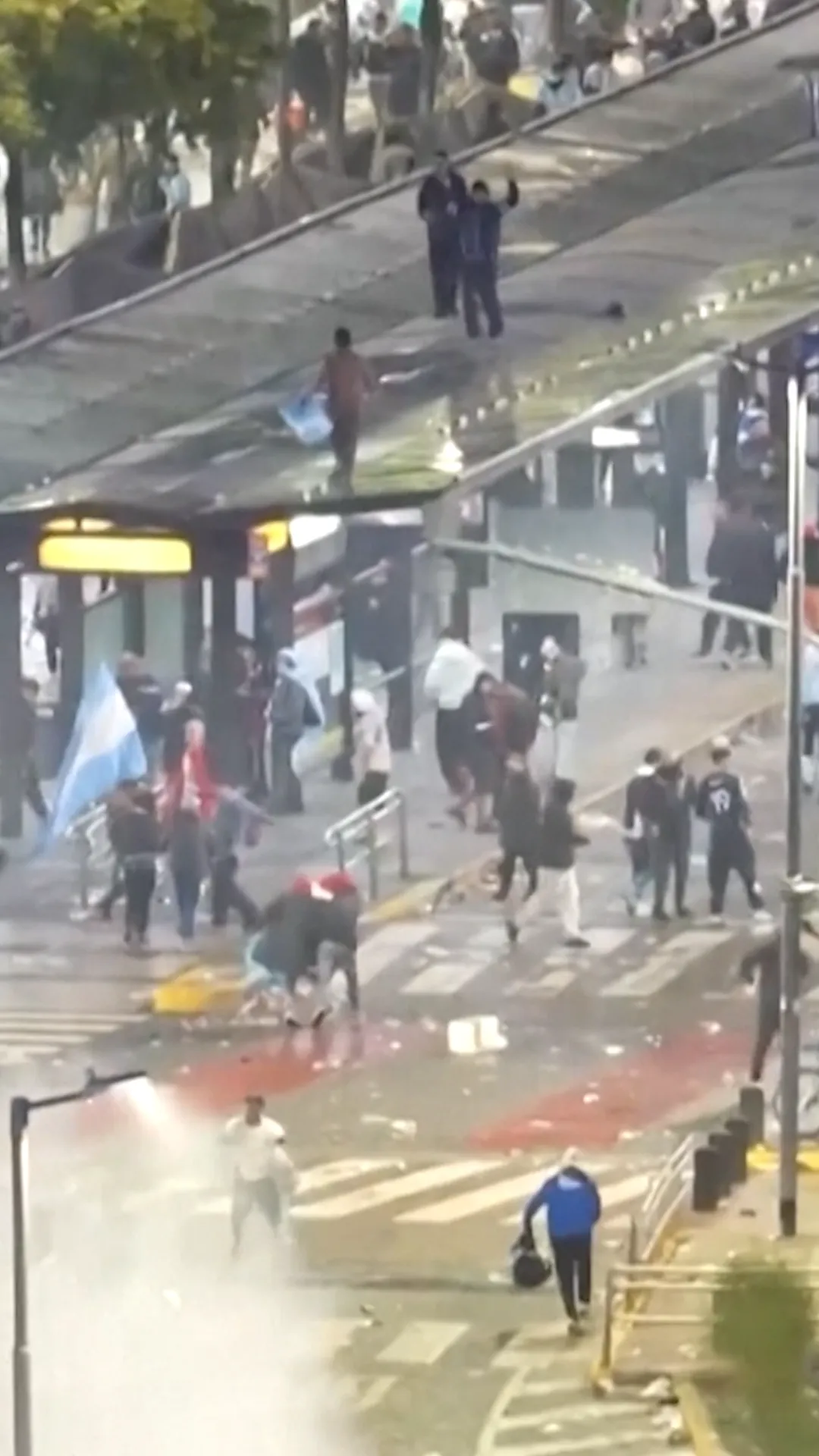 Fans Argentina bentrok dengan polisi setelah tim mereka kalah di final Piala Dunia