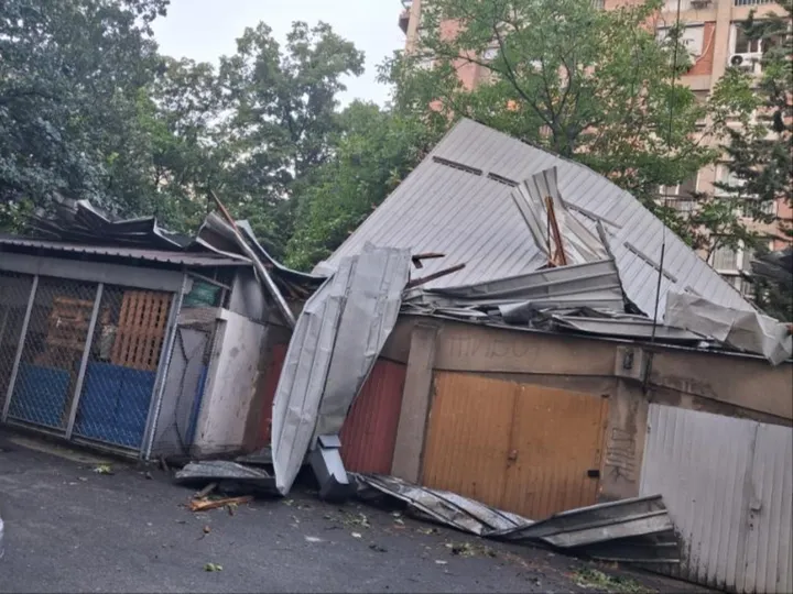 Големо невреме во Скопје, паднати дрвја, откорнати кровови