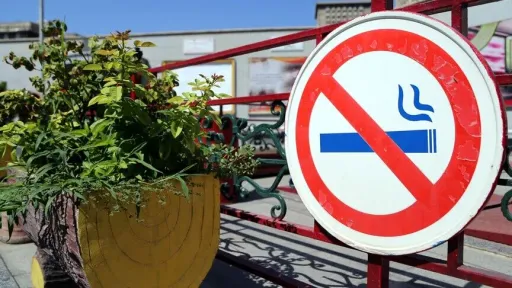 Španska vlada planira proširiti zabranu pušenja na terase i plaže