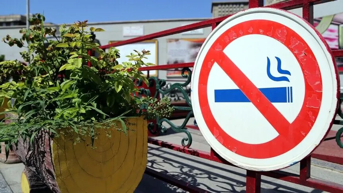 Španska vlada planira proširiti zabranu pušenja na terase i plaže