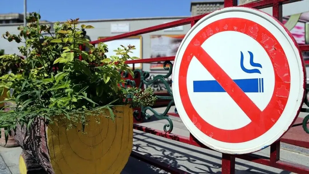 Qeveria spanjolle synon ta zgjerojë ndalimin e pirjes së duhanit në tarraca dhe plazhe