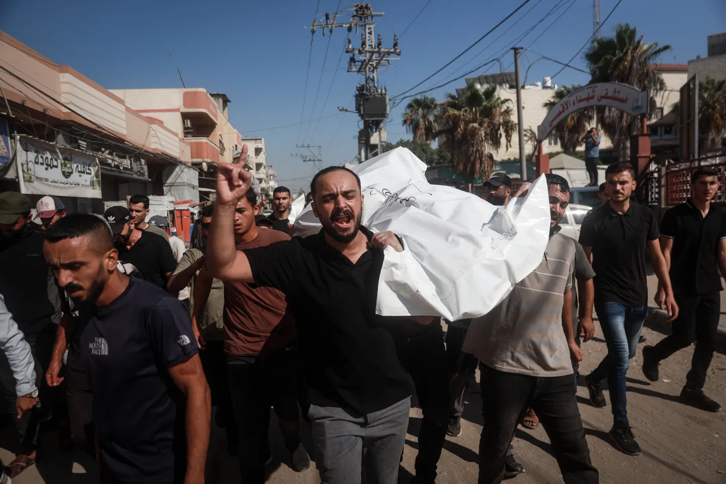 استشهاد 12 شخصاً خلال يوم في غزة.. وجيش الاحتلال الإسرائيلي يوسع سيطرته على القطاع