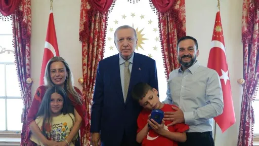 Presidenti turk pret djaloshin 12-vjeçar që qëndron pas fushatës “Cake Not Hate”