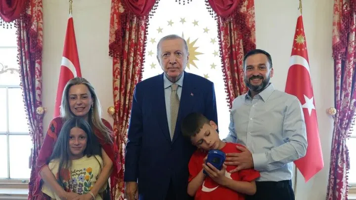Presidenti turk pret djaloshin 12-vjeçar që qëndron pas fushatës “Cake Not Hate”