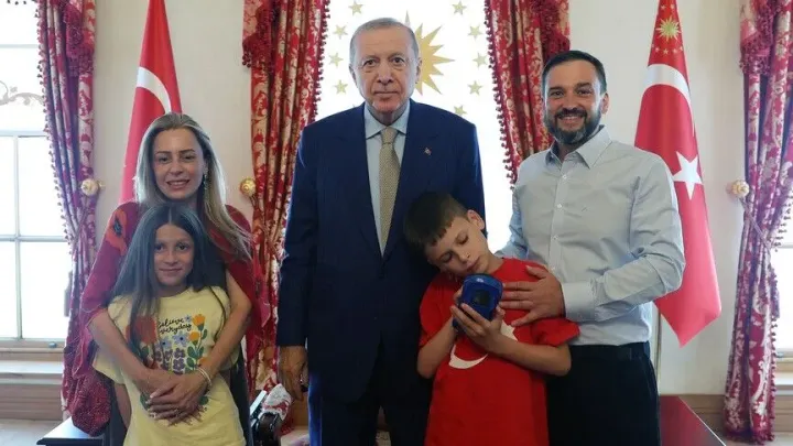 Erdogan primio 12-godišnjeg britanskog aktivistu koji stoji iza kampanje “Kolač, a ne mržnja“